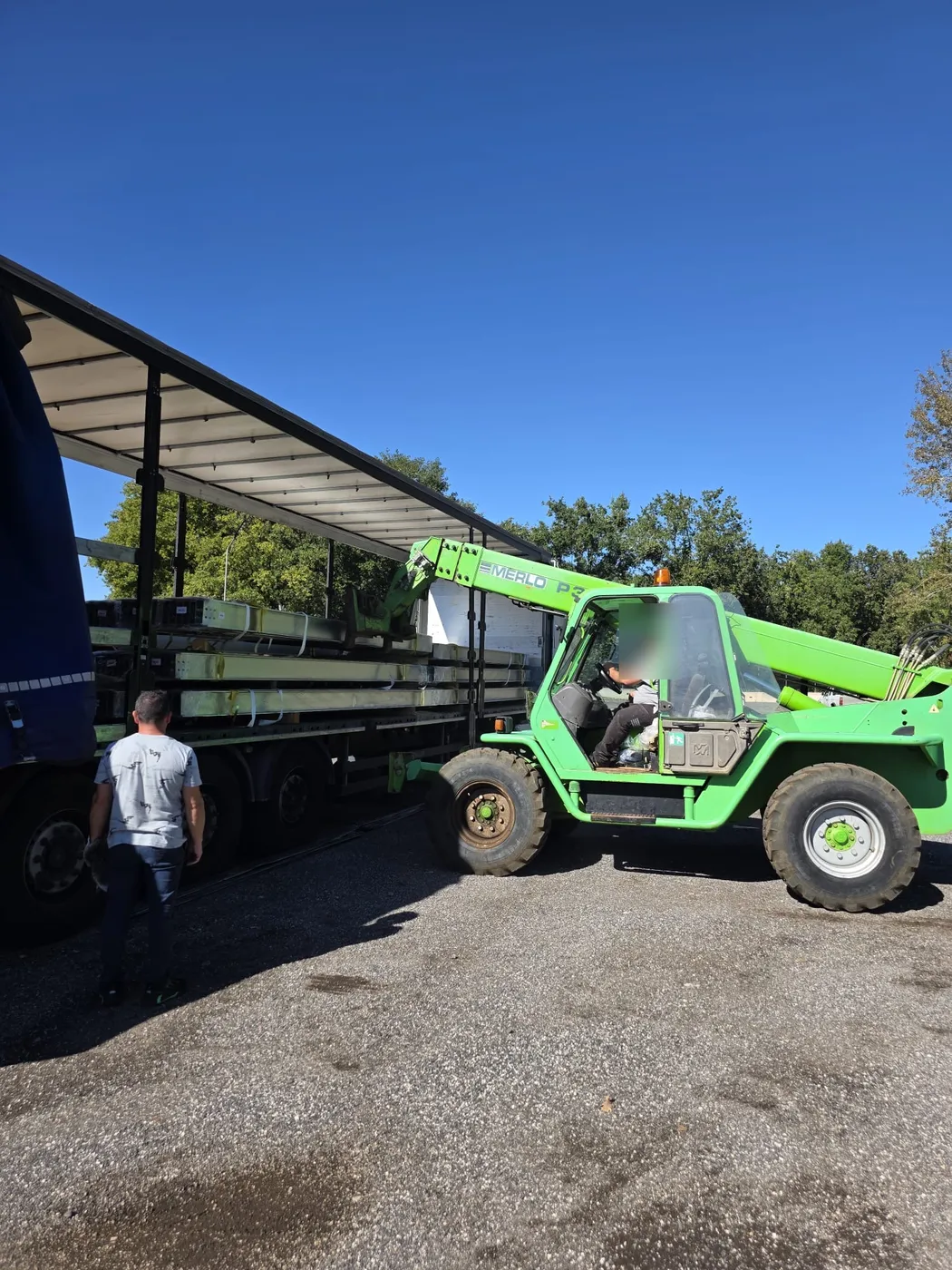 Scarico delle strutture di sostegno dal camion con un sollevatore telescopico nel cantiere di Ceprano